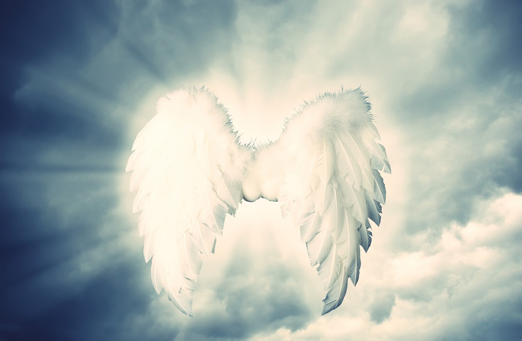 Ангел в небе картинки. Ангел серого цвета. Ангел на облаке. Настоящие Крылья ангела.